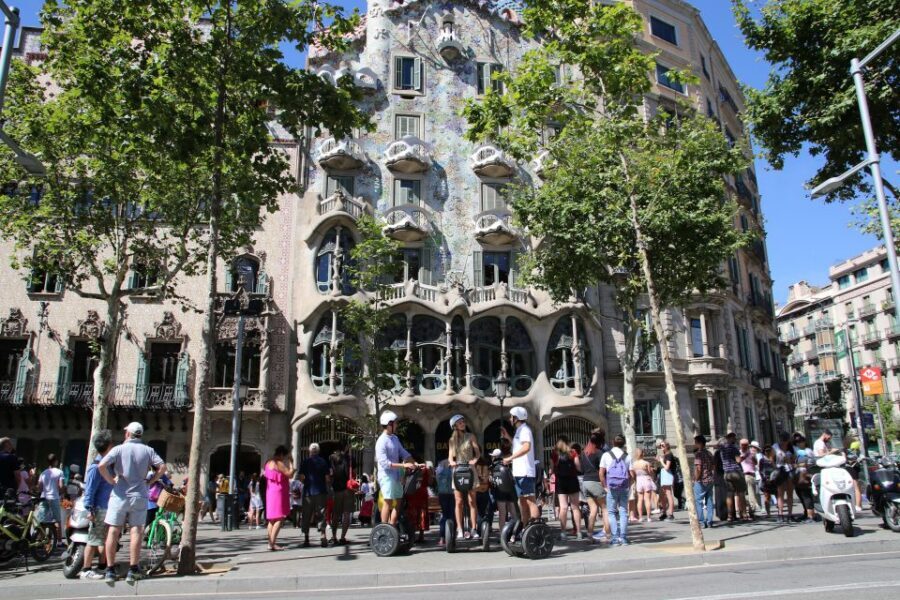 Barcelona: 2.5-Hour Gaudí Segway Tour - Guide Style and Pace: Why Names Like Alex, Maria, and Edwin Matter