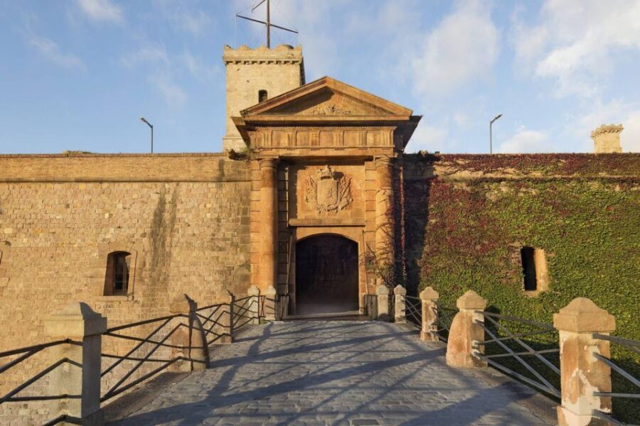 Barcelona Cable Car Sky Views, Magic Fountain & Castle Visit - Montjuïc Funicular and Cable Car: the ride that changes your whole perspective