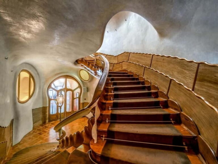 Barcelona: Casa Batlló Tour and Optional White Rabbit Museum - Inside the House: How Gaudí Designed Everyday Life