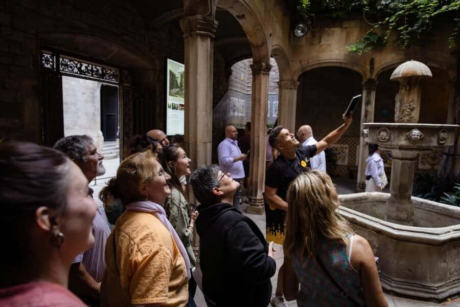 Barcelona: City Walking Tour with Local Guide - Barcelona Cathedral, La Casa de lArdiaca, and Carrer del Bisbe