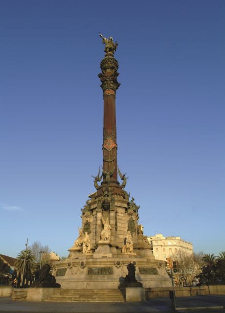 Barcelona: Columbus Monument - Inside the monument: what the lift and top deck feel like
