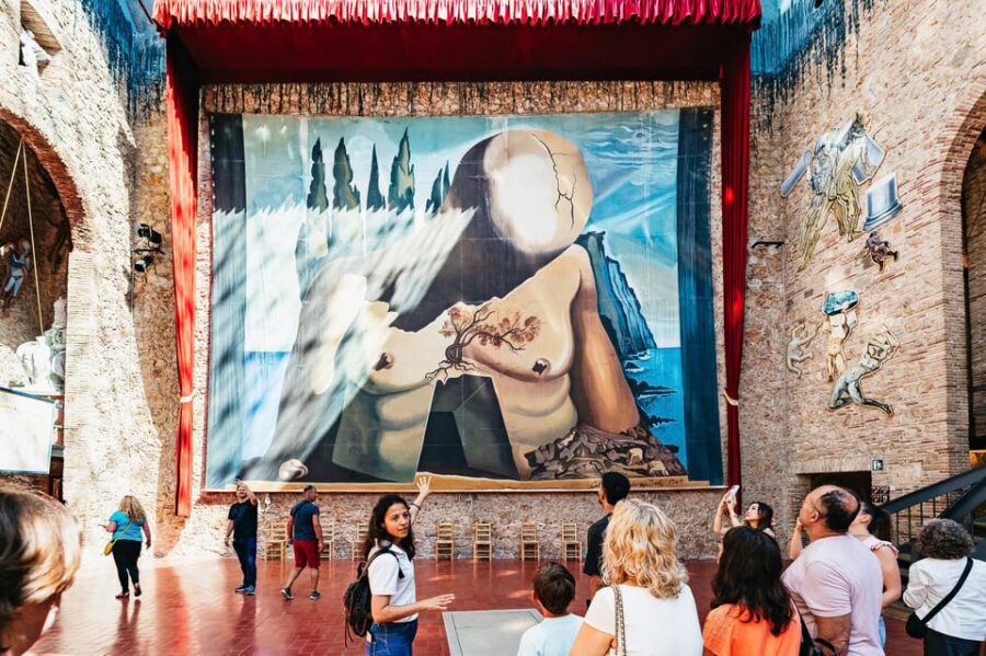 Barcelona: Dali Museum, House and Cadaques Guided Tour - Lunch, beach time, and what to pack for a coast day