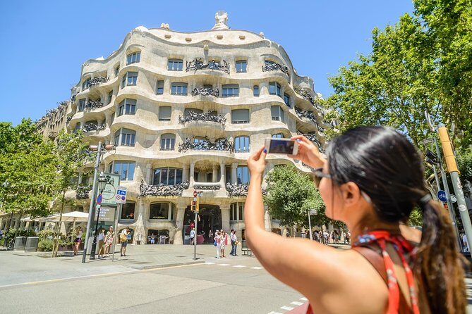 Barcelona e-Bike Tour: Gaudí & Old Town Small Group - Getting Started at Plaça de Sant Agustí Vell: The Ride Begins Smooth
