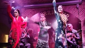 Barcelona: Exclusive Flamenco Show at El Paraigua with Drink - The Friday-night rhythm: doors, showtime, and lingering after 10:00 PM