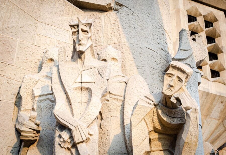 Barcelona: Exclusive Sagrada Familia Private Guided Tour - The guided portion: seeing Catalan modernism with purpose