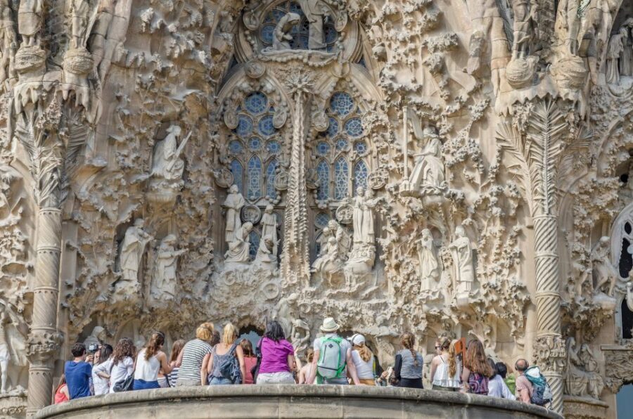 Barcelona: Exclusive Sagrada Familia Private Guided Tour - Ending inside the basilica: your time to wander