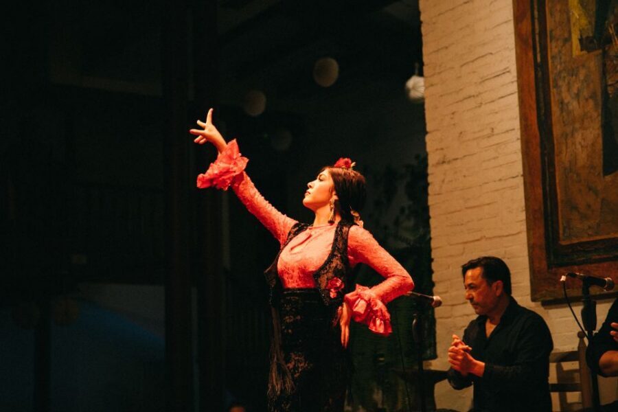 Barcelona: Flamenco Show with Dinner at Tablao de Carmen - Getting There: The Two-Tower Gate and a Simple Walking Route