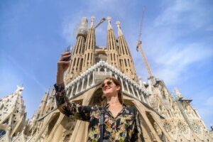 Barcelona Gaudi and Sagrada Familia Tour - Casa Batlló from the street: what to look for in 15 minutes