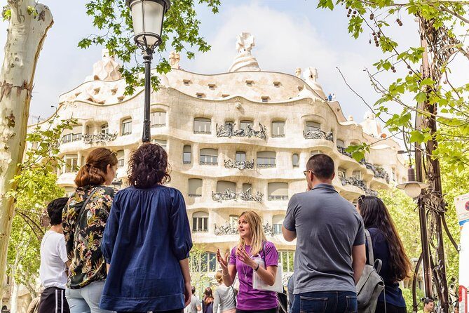 Barcelona Gaudi and Sagrada Familia Tour - Guides make or break it: what the guide energy looks like