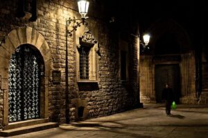 Barcelona Ghosts & Legends Tour - Meeting at Travellers Nest Bar: start point and first-time ease