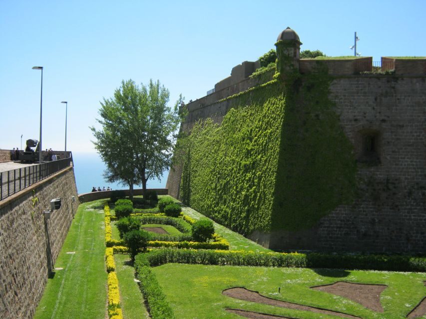 Barcelona: Gothic Quarter Walking Tour w/ Montjuïc Cable Car - Strolling El Born and the Gothic Quarter Like a Local