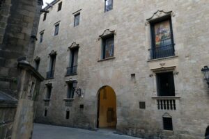 Barcelona Gothic Quarter Walking Tour with Tapas - Start at Plaza de Catalunya: your orientation fast-forward