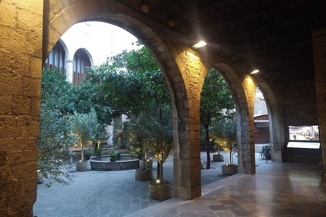 Barcelona Gothic Quarter Walking Tour with Tapas - Font de la Portaferrissa: the small stop that teaches you how old cities work