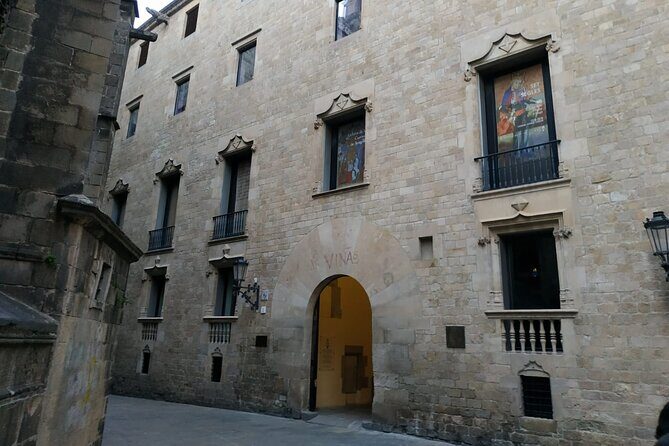Barcelona Gothic Quarter Walking Tour with Tapas - Barcelona Cathedral: what you see first, and what costs extra