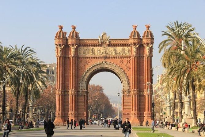 Barcelona Half-Day Sightseeing Private Tour - Stop in the Barri Gòtic: walking the old lanes the right way