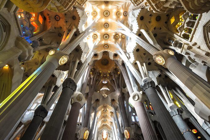 Barcelona Highlights & Sagrada Familia Tour: Priority Access - Starting point and first hour: Gothic Quarter before the crowds