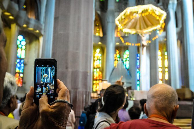 Barcelona Highlights & Sagrada Familia Tour: Priority Access - Walking, timing, and staying comfortable