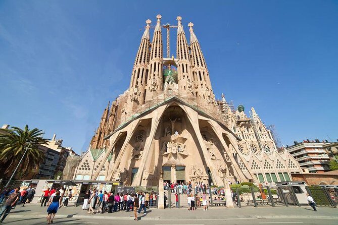 Barcelona Highlights Tour and Montserrat Monastery with Hotel Pick-up - Pickup timing: when your day really starts (and why it matters)