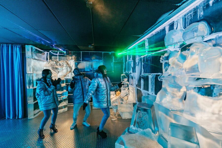 Barcelona: Icebar experience, located at the beach !! - Your 45 minutes inside: ice sculptures, music, and photo stops