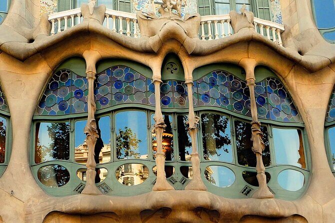 Barcelona in 1 Day: Sagrada Familia, Park Guell,Old Town & Pickup - Passeig de Gràcia: Gaudí faces from the Eixample window