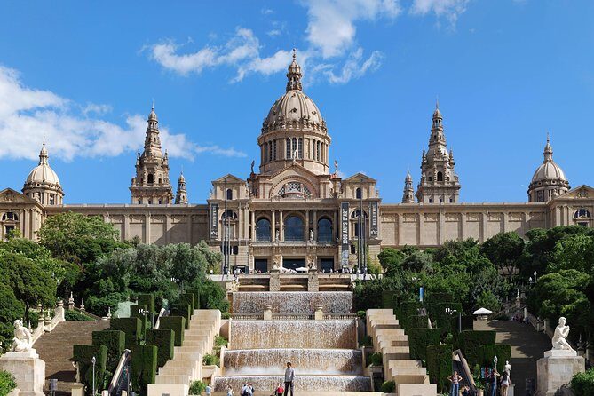 Barcelona in 1 Day: Sagrada Familia, Park Guell,Old Town & Pickup - Entering Sagrada Família: time inside and what to pay attention to