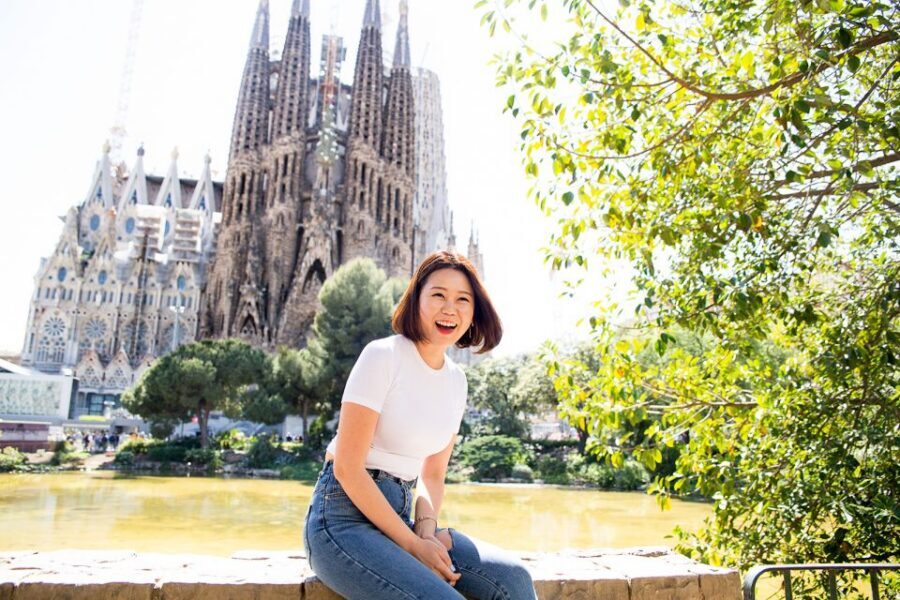 Barcelona: Instagram Tour of the Most Scenic Spots - Gothic Quarter at first light: quiet streets and easy posing