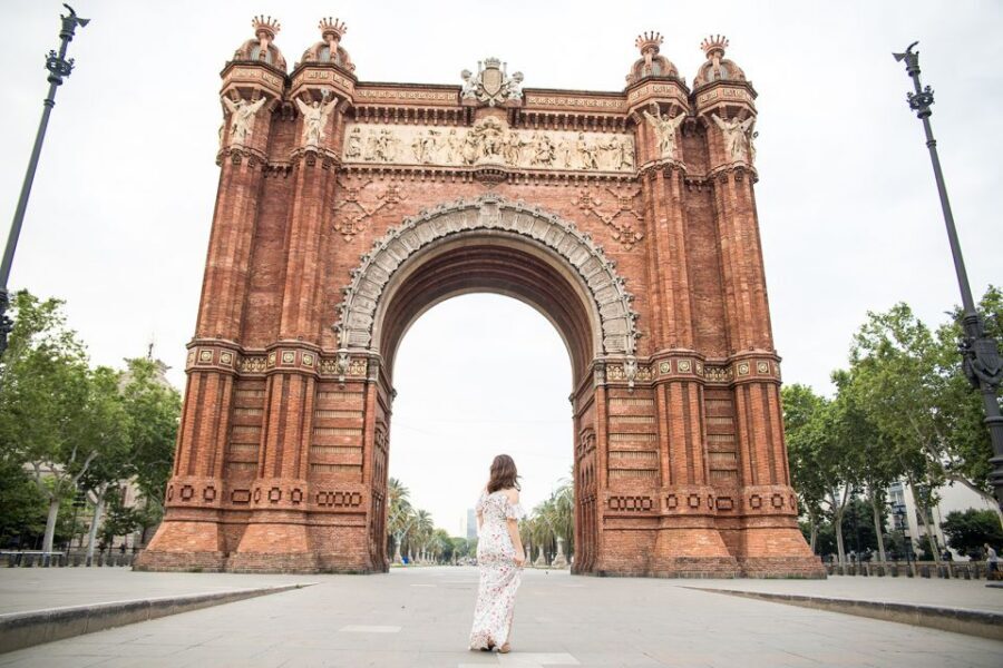 Barcelona: Instagram Tour of the Most Scenic Spots - Sagrada Família: the photo stop and the free time option