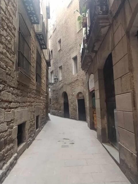 Barcelona: Jewish Tour by a Jewish guide - City Hall, a Roman temple, and Hebrew text in surprising places