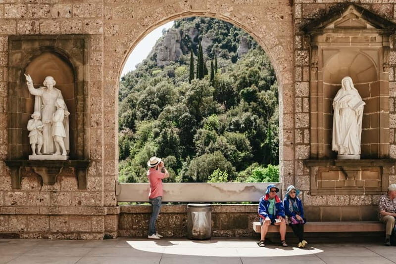 Barcelona: Montserrat and Winery Tour with Tapas or Lunch - Making the 1.5 hours of free time work for you