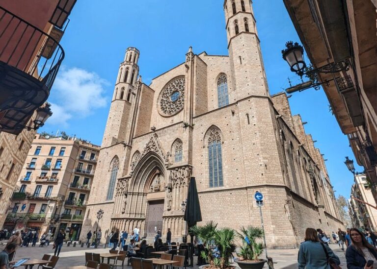 Barcelona: Old Town Private Walking Tour of Past and Present - Starting near Arc de Triomf or Plaça de Sant Jaume: getting your bearings fast