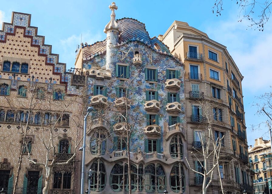 Barcelona: Old Town Private Walking Tour of Past and Present - Two smart ways to finish: Barceloneta beach or Gaudí-area streets