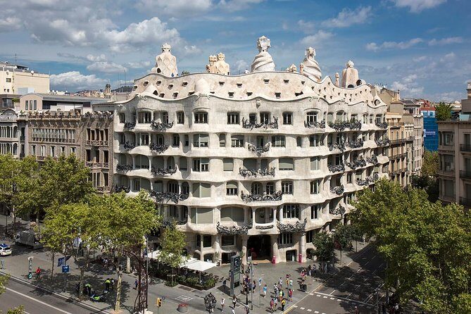 Barcelona Pass: Save up to 50% - Includes Sagrada Familia - Family-Friendly Picks: Aquarium, Barcelona Zoo, Illusions, and Escape Hunt