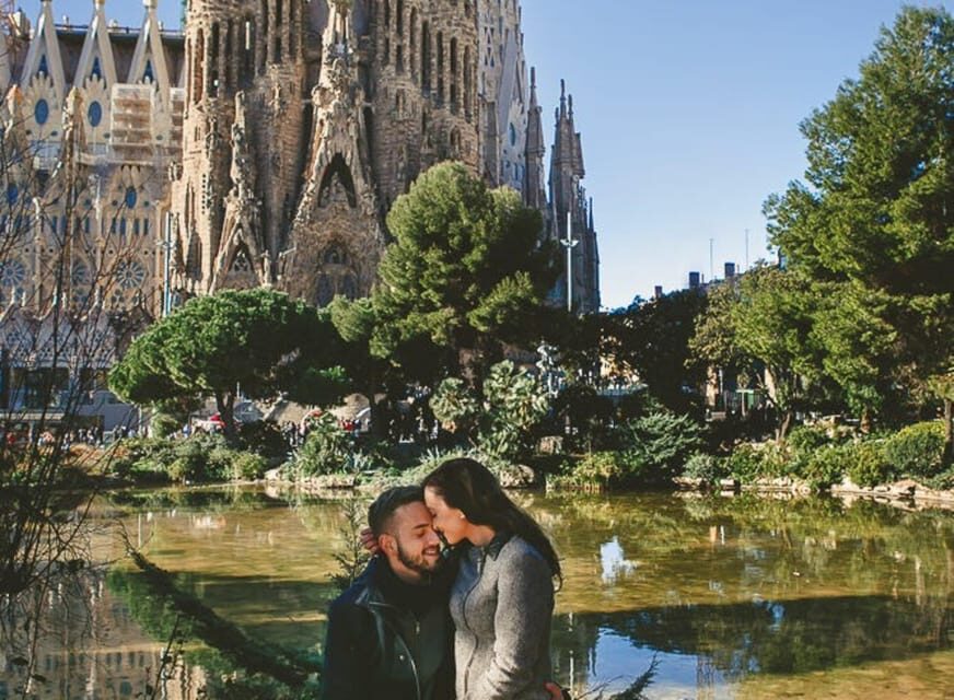 Barcelona: Photo Shoot + Exclusive Video of the Best Moments - Gothic Quarter photo stop: texture, angles, and quick local stories