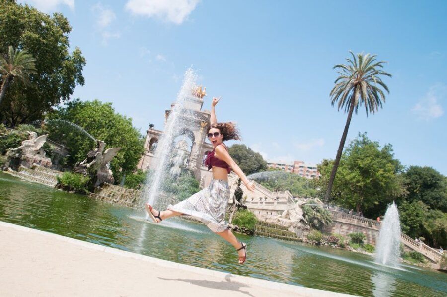 Barcelona: Photoshoot Tour Old Town - Meet on the Cathedral Steps With a Pink Umbrella