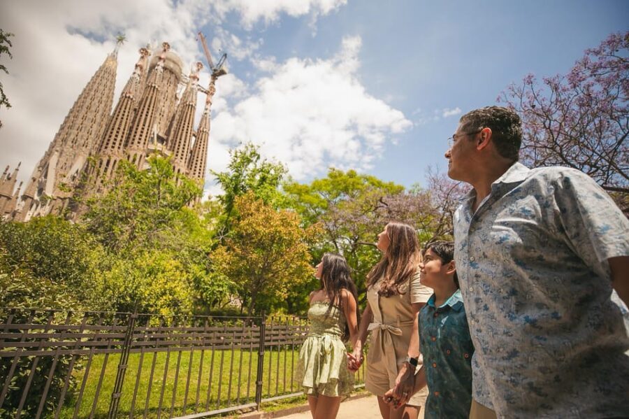 Barcelona: Professional Photoshoot Outside Sagrada Familia - Where you stand around the basilica makes or breaks the photos