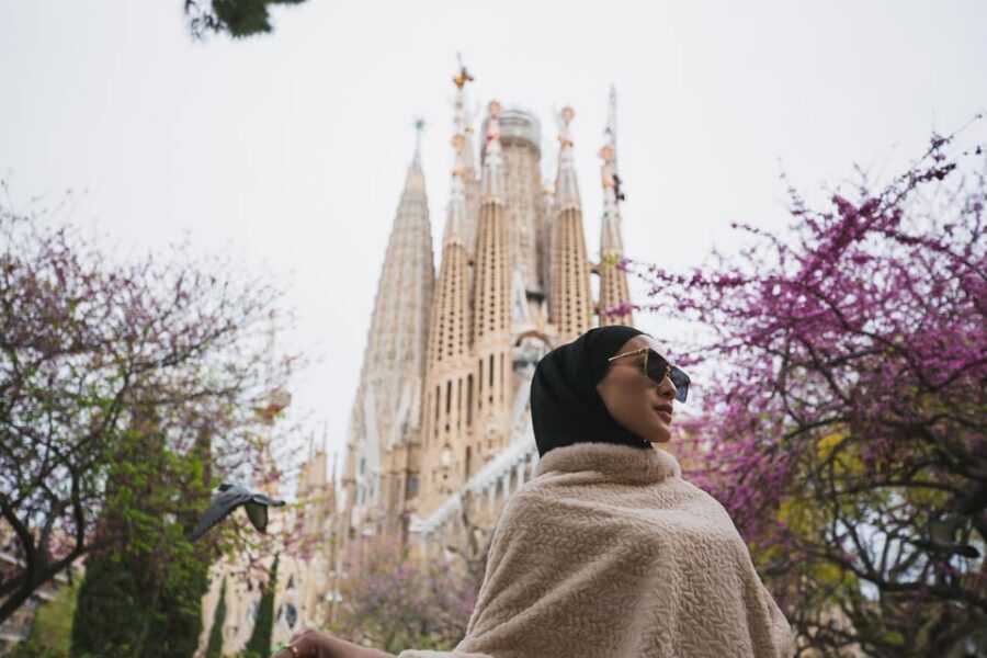 Barcelona: Professional Photoshoot Outside Sagrada Familia - Posing help that feels friendly, not awkward