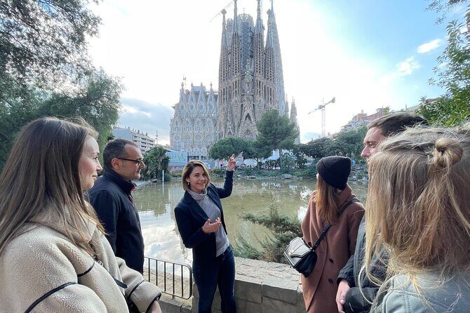 Barcelona Sagrada Familia and Guell Park drink and tapa - The small-group guide experience (and why it matters)