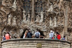 Barcelona: Sagrada Familia and Park Guell Combo Guided Tour - Park Güell on Carmel Hill: Trencadís, the lizard, and the best kind of viewpoint