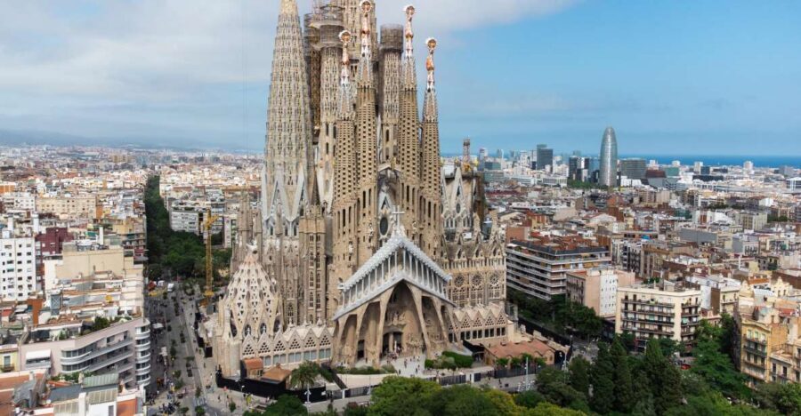 Barcelona: Sagrada Familia and Park Guell Combo Guided Tour - Timing and movement between venues: public transit reality vs taxi comfort