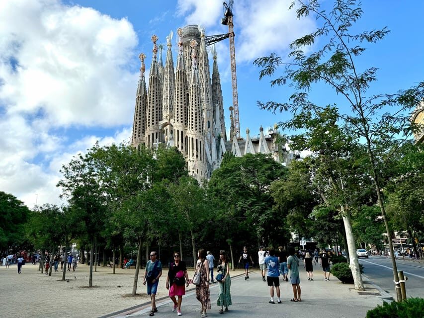 Barcelona: Sagrada Familia Entry Ticket and Guided Tour - Sagrada Familia in 1.5 to 2 hours: the guided route that actually works