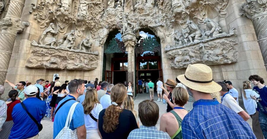 Barcelona: Sagrada Familia Entry Ticket and Guided Tour - Meeting point reality check: where to stand and how to avoid confusion