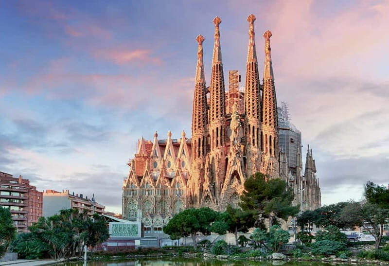 Barcelona: Sagrada Familia Evening Tour with Cava - Timing, walking pace, and dress code (plan this, and you’ll glide)