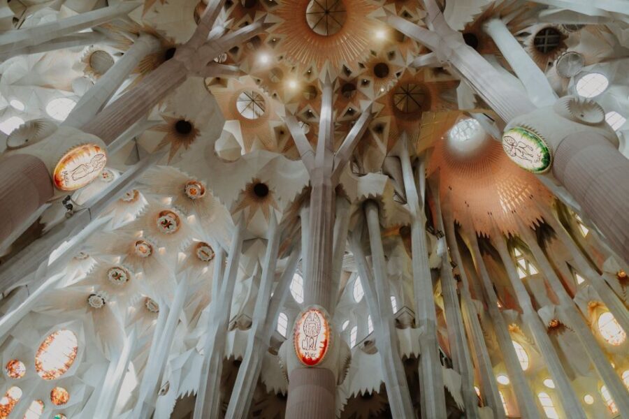 Barcelona: Sagrada Familia Fast Track Guided Tour - Photo Stop + Free Time: How to Use the Extra Minutes