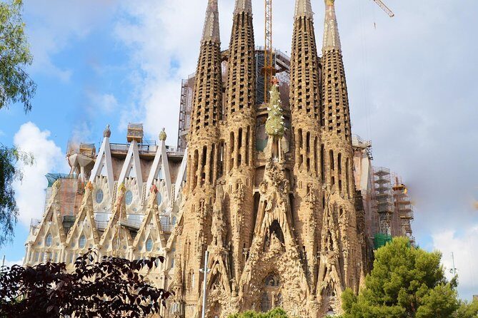 Barcelona: Sagrada Familia Fast Track Tour with Tower Option - Gaudí’s construction story: why the guide matters