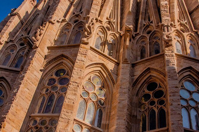 Barcelona: Sagrada Familia Fast Track Tour with Tower Option - How the tour flows: timing, group size, and staying together