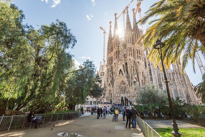 Barcelona: Sagrada Familia Guided Tour with Fast Track Access - Basilica de la Sagrada Familia: The Main Event in About 1 Hour