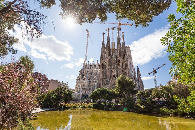 Barcelona: Sagrada Familia Guided Tour with Fast Track Access - Skip-The-Line Meets Headsets: Comfort for a Crowded Landmark