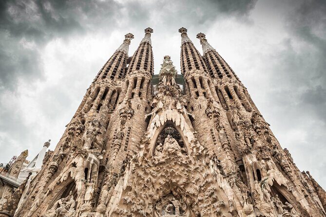 Barcelona: Sagrada Familia Guided Tour with Fast Track Access - Guide Quality: Why Names Like Olga E and Philippe Matter