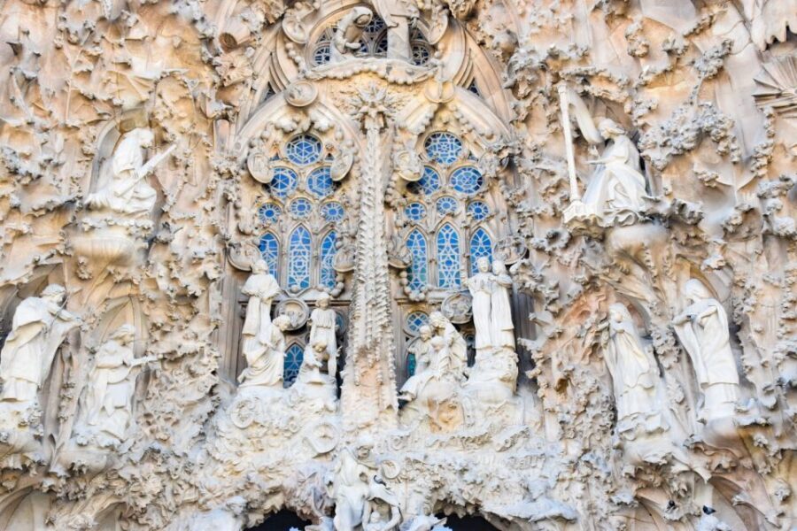 Barcelona: Sagrada Familia Guided Tour with Tower Access - Why This Sagrada Familia Tour Feels Smarter Than Wing-It Visiting