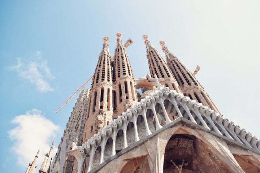 Barcelona: Sagrada Familia Guided Tour with Tower Access - Group Dynamics: Mixed Languages and Pacing